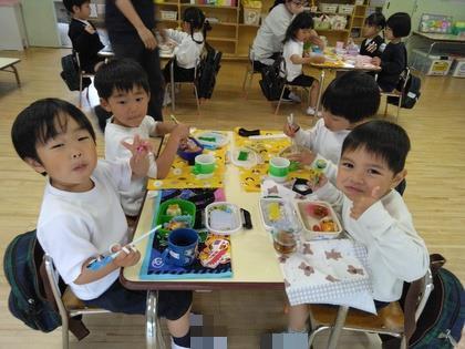 おいしくお弁当を食べています。