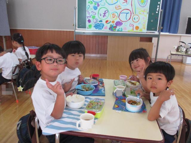 おいしくカレーライスをいただいています。