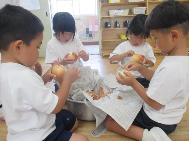 年少組さんが玉ねぎの皮むきを手伝ってくれています。