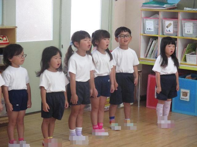 はやく天気になぁれの歌をうたっています。