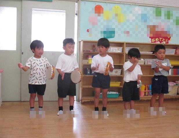 王落ちの方の前で、合奏を披露しています。