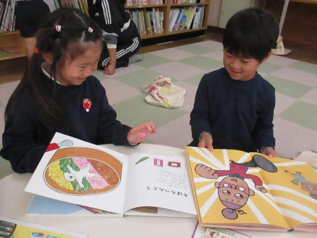 絵本の貸し出しが終わったら、好きな絵本を持ち寄って見たり読んだりしています。