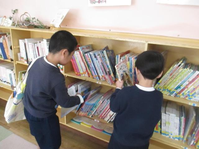 どの本にしようかと絵本を選んでいます。