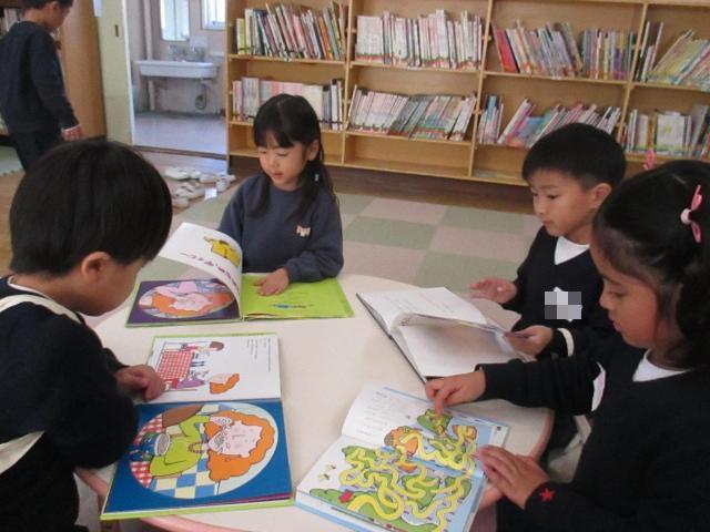 それぞれに好きな絵本を持ち寄って楽しく過ごしています。