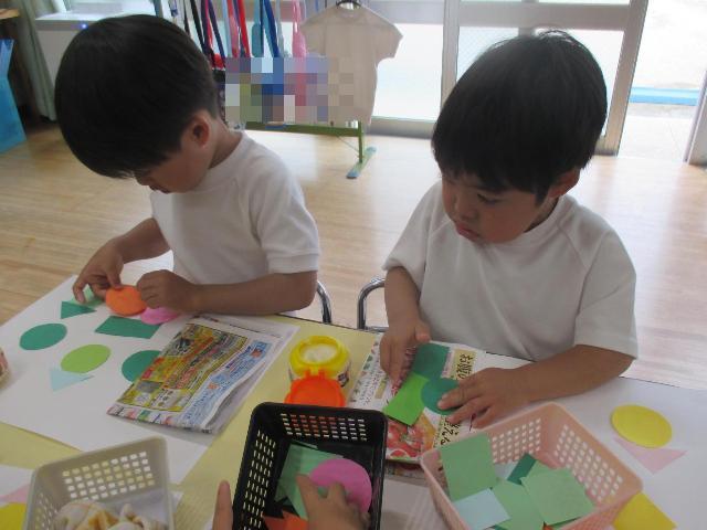 まる・さんかく・しかくの形を組み合わせて好きなものを作っています。
