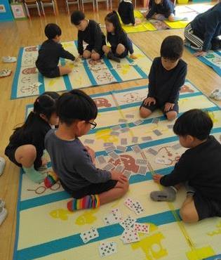 みんなでトランプの神経衰弱ゲームをしています。