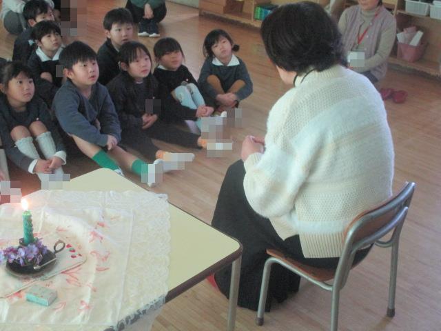 素話『ねずみ浄土』を想像を膨らませながら聞いています。