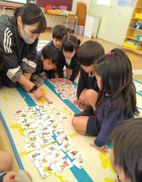 取ったカードの枚数を並べて数えています。