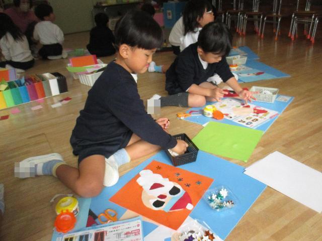 切り終えたパーツを並べながら、貼り合わせていくとどんどんサンタさんの顔が出来上がってきました。