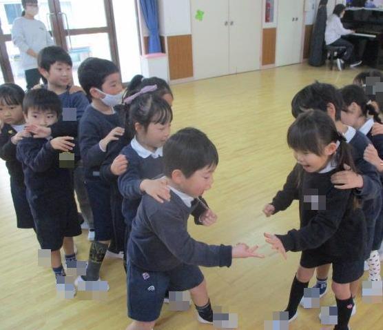 貨物列車の曲に合わせてジャンケン列車を楽しんでいます。