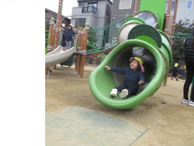 トンネルの滑り台たのしいな