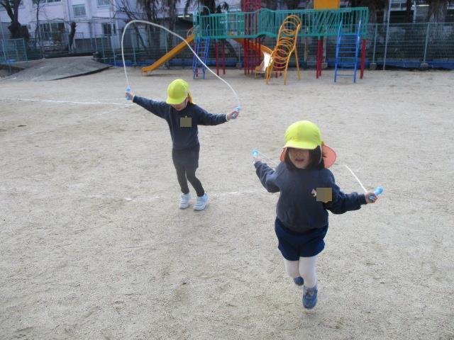 縄跳びで前跳びや後ろ跳びに挑戦しています。