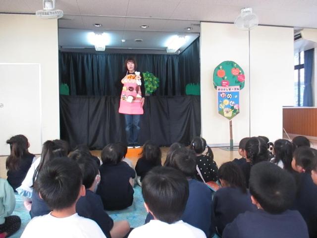 おはなしサークル『ゆめふうせん』さんが、エプロンシアターを披露してくれています。