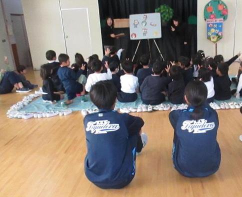 なぞなぞエプロンシアターを見ています。