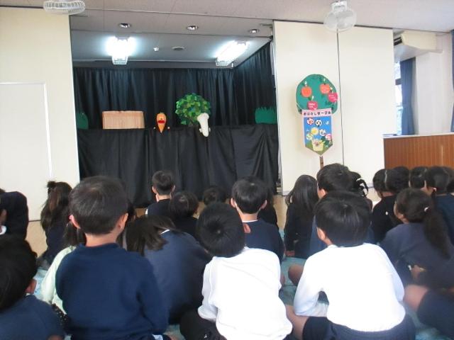 人形劇を鑑賞しています。