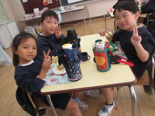 誕生会のおやつにロールケーキをいただいています。