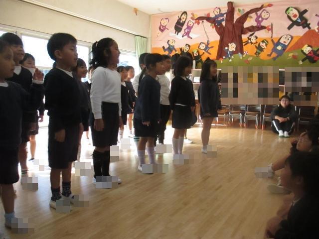 クラスで歌っているまつぼっくりのうたを披露しています。