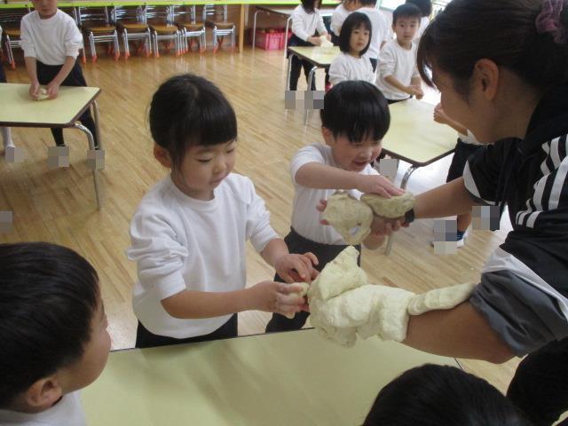 7ひきの子ヤギとおおかみのオオカミがパン屋で粉をつけてもらうシーンを実際にやっています。