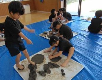 土粘土で遊びやすいようにこねたり叩いたり伸ばしたりして、やわらかくしています。