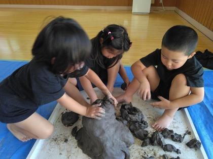 塊をくっつけて、大きな恐竜を作っています。