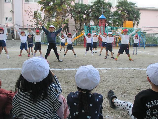 幼稚園と保育所の友達がつどって交流活動を行っています。