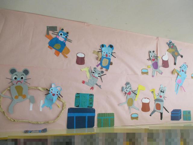 おじいさんが転がしたおむすびで、ねずみたちがお餅つきをしています。