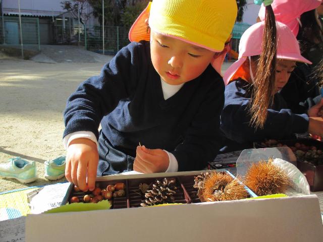 どんぎりやまつぼっくり、木の実など秋の自然物を見て、何を作ろうかと考えています。