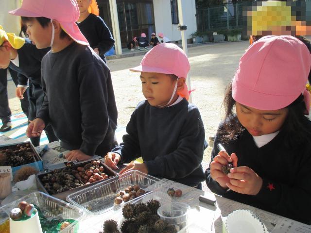 どんぐりにカラーペンで可愛く模様を付けてどんぐりこまを作っています。