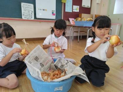 年少組が玉ねぎの皮むきを手伝っています。