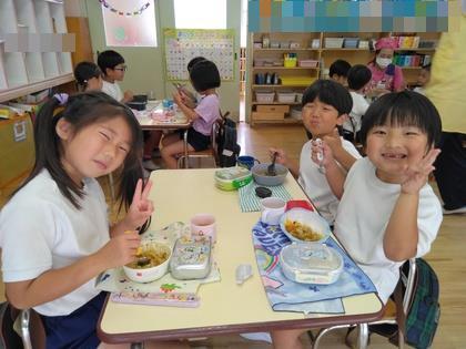 みんなでおいしくカレーライスをいただいています