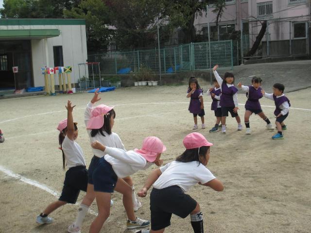 忍者の表現遊びを年長児が年少児に教えています。