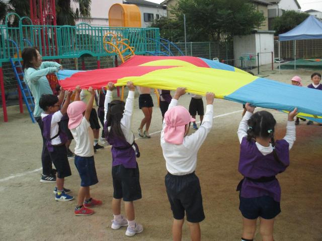 みんなでパラバルーンをしています。