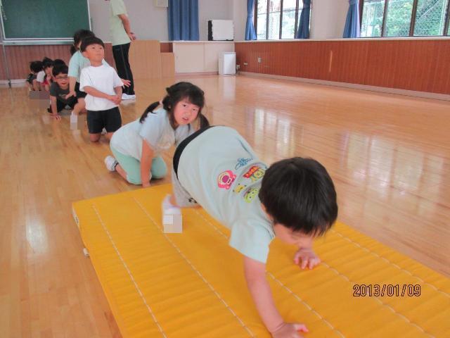 マットの上でクマ歩きをしています。