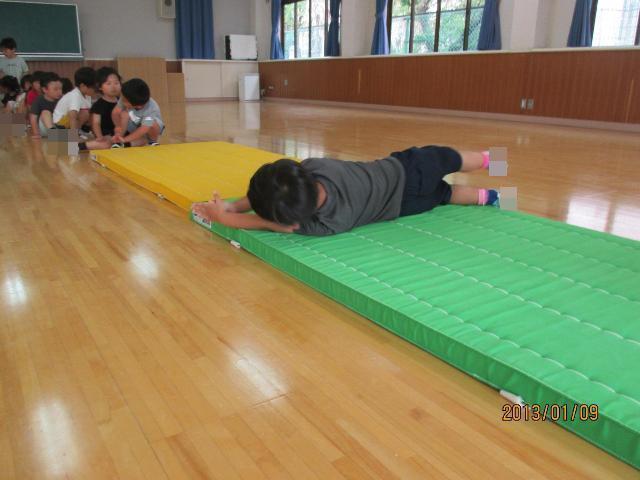 マットの上で転がっています。