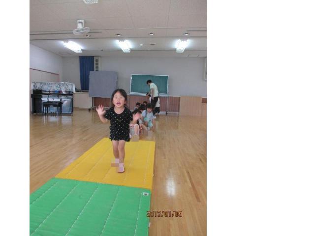 楽しくマット運動に参加しています。