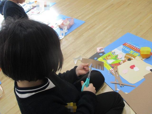 前髪の部分をまっすぐに切っています。