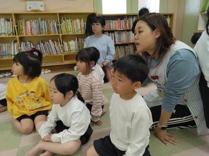年長児が身体測定をしているのを見ています。