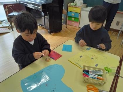 マスキングテープを使って靴下にポケットを付けています。