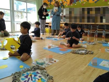 壁面制作で、温泉に浸かる動物を作っています。