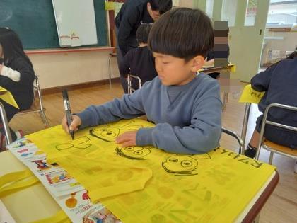 作品袋に絵を描いています。