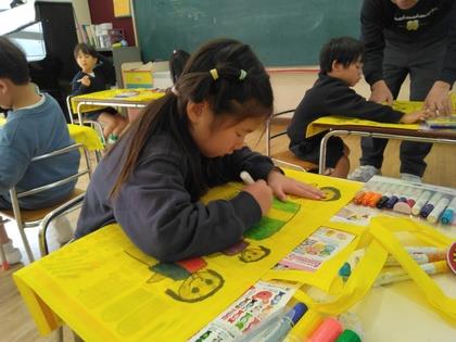 丁寧に色を塗っています。