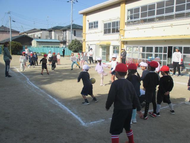 ドッジボールを楽しんでいます。