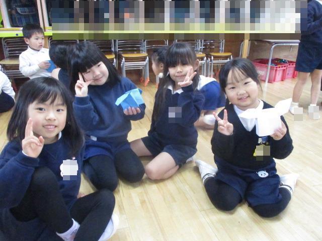 三方が完成してとても嬉しそうに作品を見せてくれています。