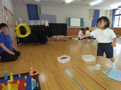 輪投げコーナーで遊んでいます。