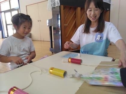 くじ引きを楽しんでいます。