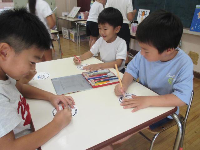 丁寧に色塗りをしています。