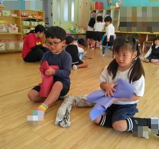 画用紙を小さくしてもみ込んでいます。