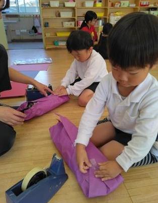 画用紙で包んでセロハンテープでしっかりと止めています。