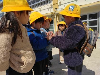 降園時に、年少組が園庭に並んで年長児を見送ってくれています。