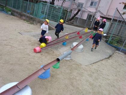 途中で止まったりコースから落ちた時、どうすればうまくいくか考えながらコースを作り直して再チャレンジしています。